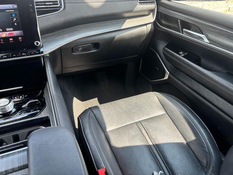 Used 2024 Jeep Wagoneer L Series III w/ Flexible Seating Group AWD/4WD image 16