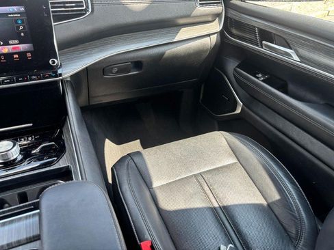 Used 2024 Jeep Wagoneer L Series III w/ Flexible Seating Group AWD/4WD image 16