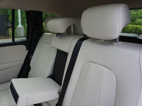 Used 2025 Mercedes-Benz GLB 250 image 40
