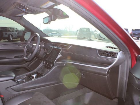 Used 2023 Jeep Grand Cherokee L Laredo image 28