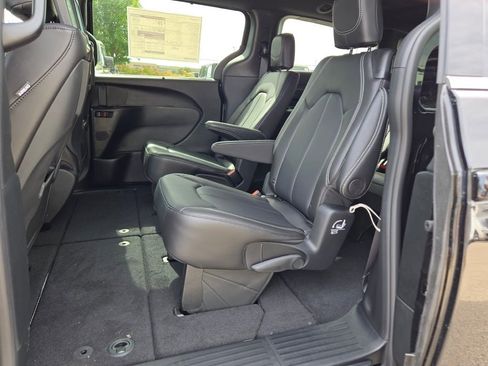New 2026 Chrysler Pacifica Select image 19