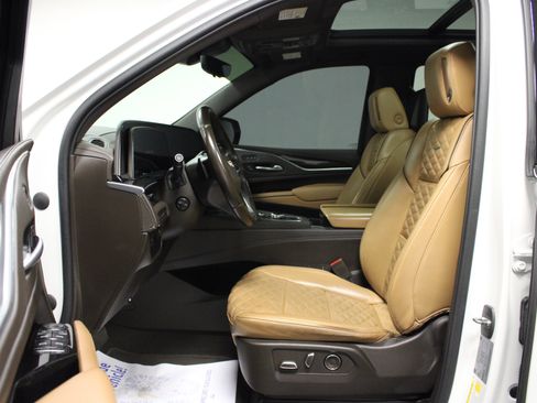 Used 2021 Cadillac Escalade Premium Luxury AWD/4WD image 12