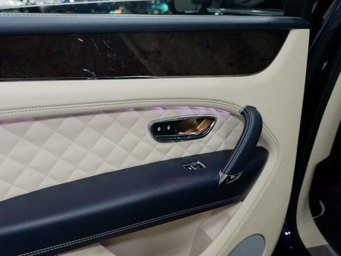 Used 2020 Bentley Bentayga V8 image 25