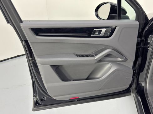 Used 2022 Porsche Cayenne Platinum Edition image 45