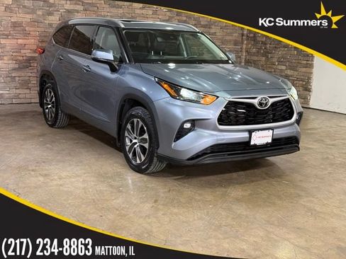 Used 2022 Toyota Highlander XLE AWD/4WD image 1