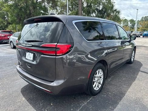 Used 2023 Chrysler Pacifica Touring-L FWD image 8