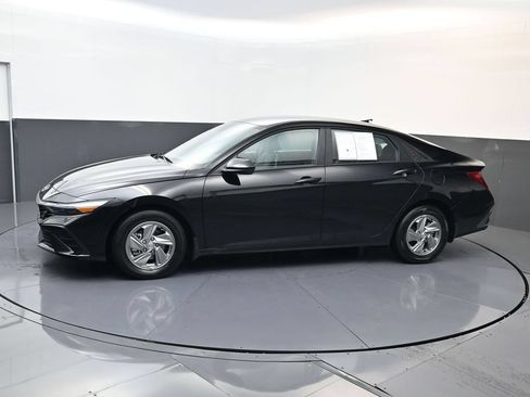 Used 2026 Hyundai Elantra SE FWD image 6