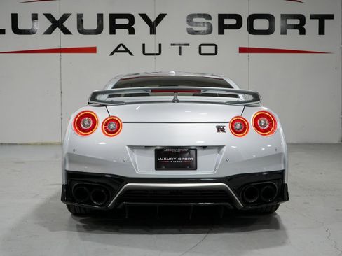 Used 2020 Nissan GT-R Premium image 4