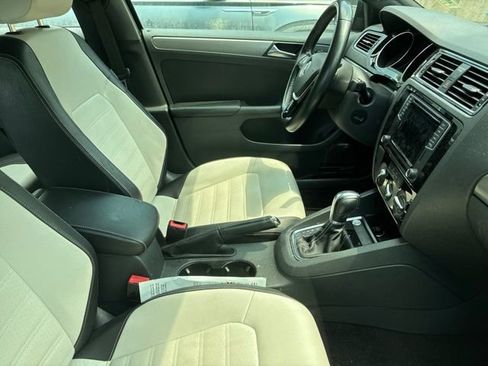 Used 2016 Volkswagen Jetta Sport FWD image 5