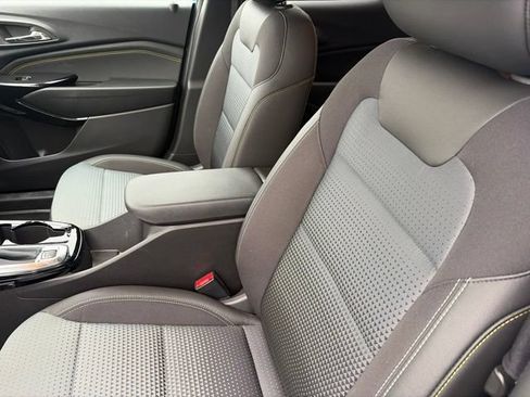 Used 2025 Chevrolet Trax LT FWD image 8