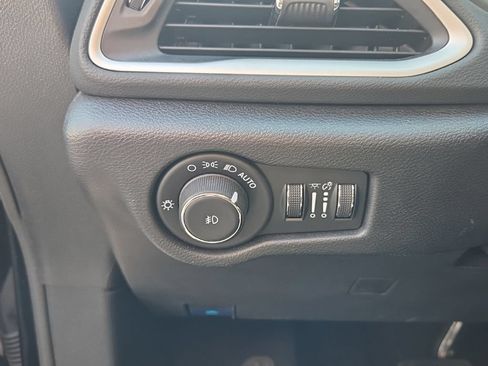 Used 2025 Chrysler Pacifica Select FWD image 30