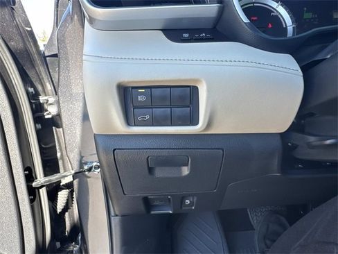 Used 2025 Toyota Highlander XLE image 32