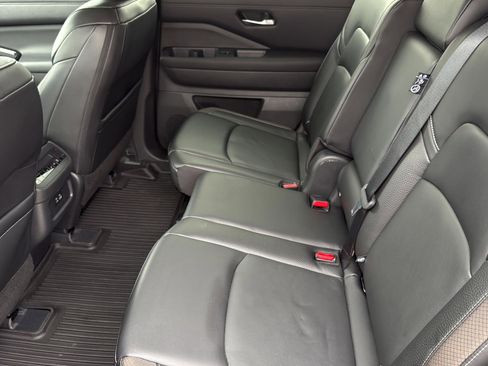 Used 2023 Nissan Pathfinder SL AWD/4WD image 23