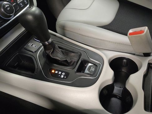 Used 2020 Jeep Cherokee Latitude Plus FWD image 26
