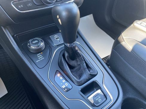 Certified 2020 Jeep Cherokee Latitude Lux w/ Quick Order Package 26H Lux image 31