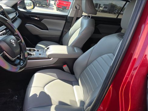 Used 2022 Toyota Highlander XLE FWD image 9