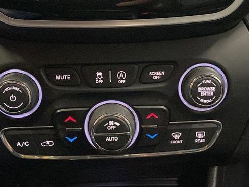 Used 2019 Jeep Cherokee Limited w/ Technology Group AWD/4WD image 33