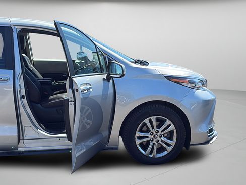 Used 2022 Toyota Sienna Platinum AWD/4WD image 26