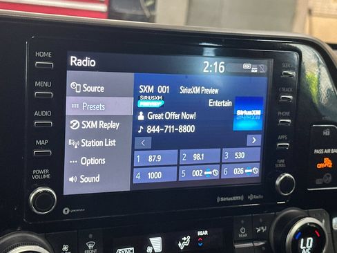 Used 2022 Toyota Highlander XLE AWD/4WD image 26