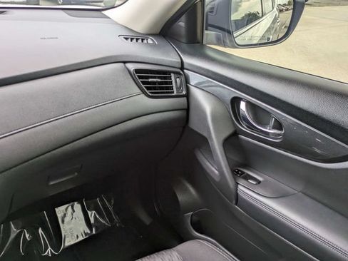 Used 2018 Nissan Rogue SV w/ Premium Package FWD image 17