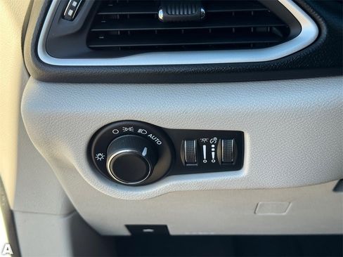 Used 2019 Chrysler Pacifica LX image 20