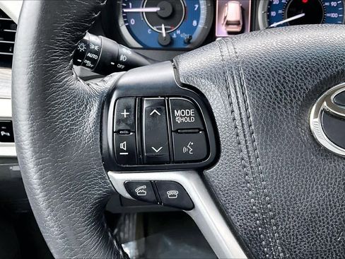 Used 2017 Toyota Sienna XLE image 23