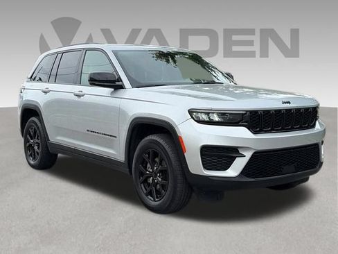 Used 2024 Jeep Grand Cherokee Altitude AWD/4WD image 31