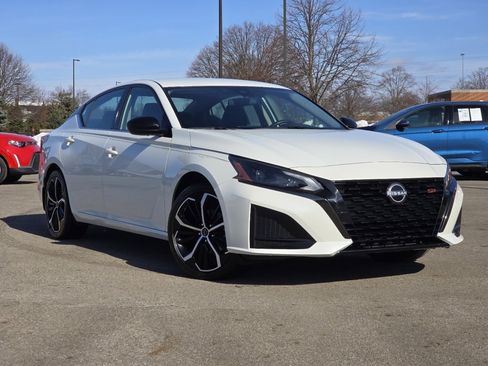 Used 2023 Nissan Altima 2.5 SR image 2