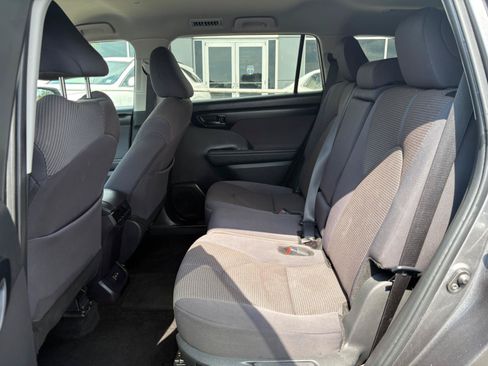 Used 2024 Toyota Highlander LE FWD image 18