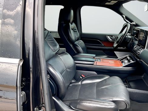 Used 2020 Lincoln Navigator Reserve w/ Luxury Package RWD image 30