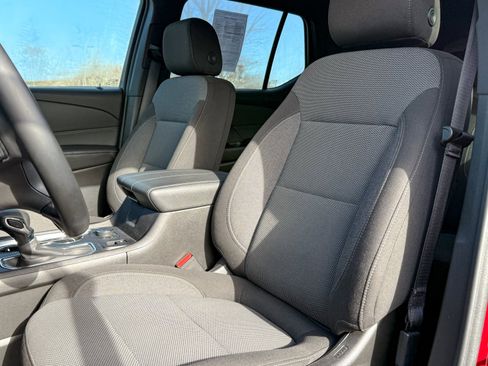 Used 2023 Chevrolet Traverse LT image 11