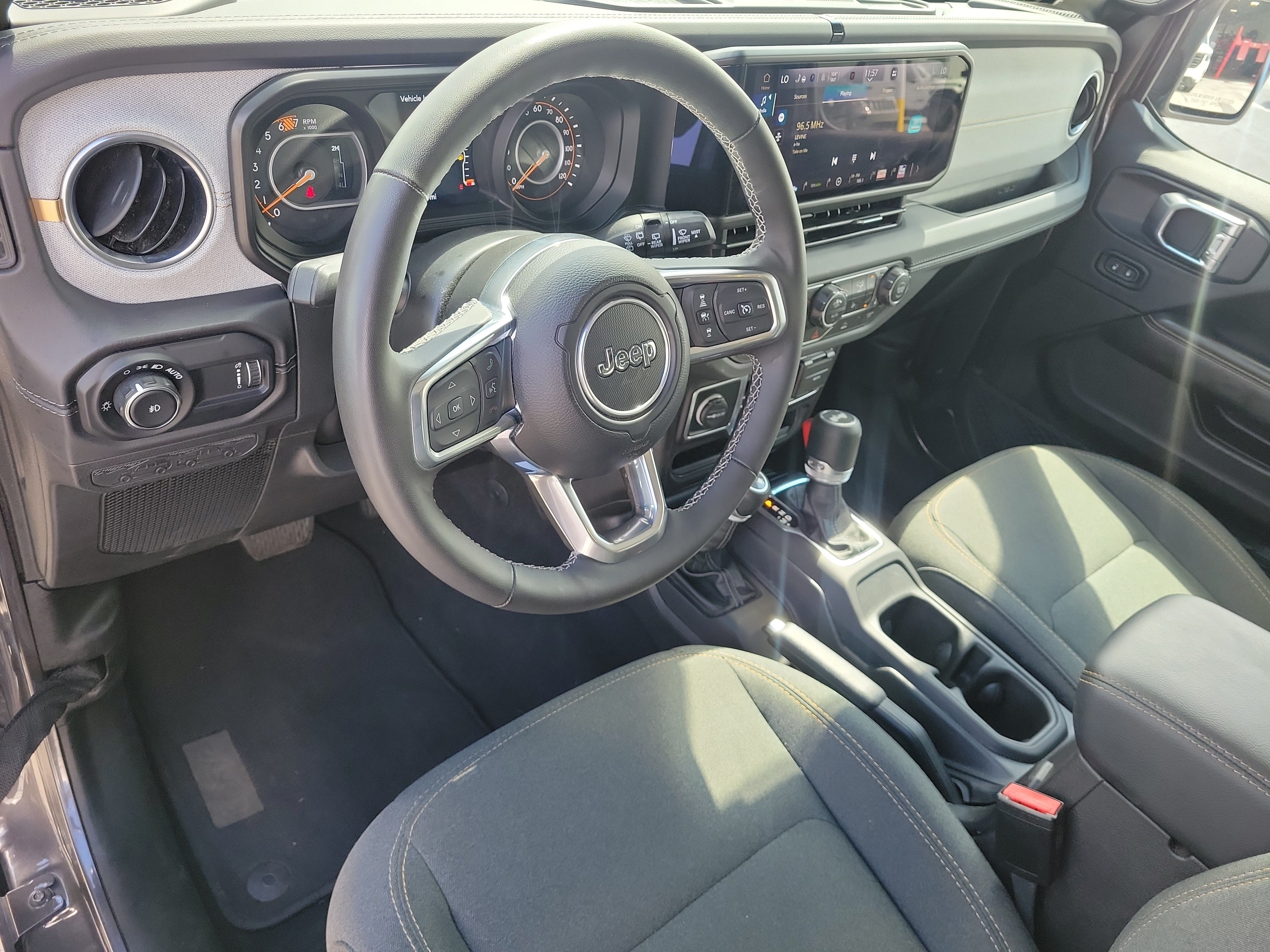 Used 2025 Jeep Wrangler Unlimited Sahara AWD/4WD image 15