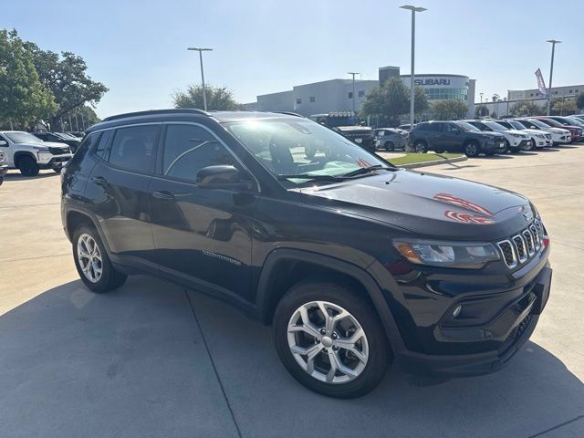 Used 2024 Jeep Compass Latitude AWD/4WD image 1