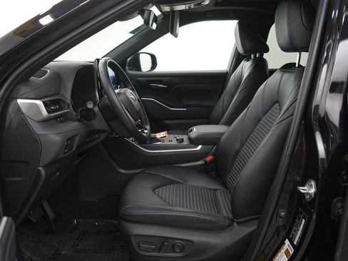Used 2025 Toyota Highlander XSE image 17