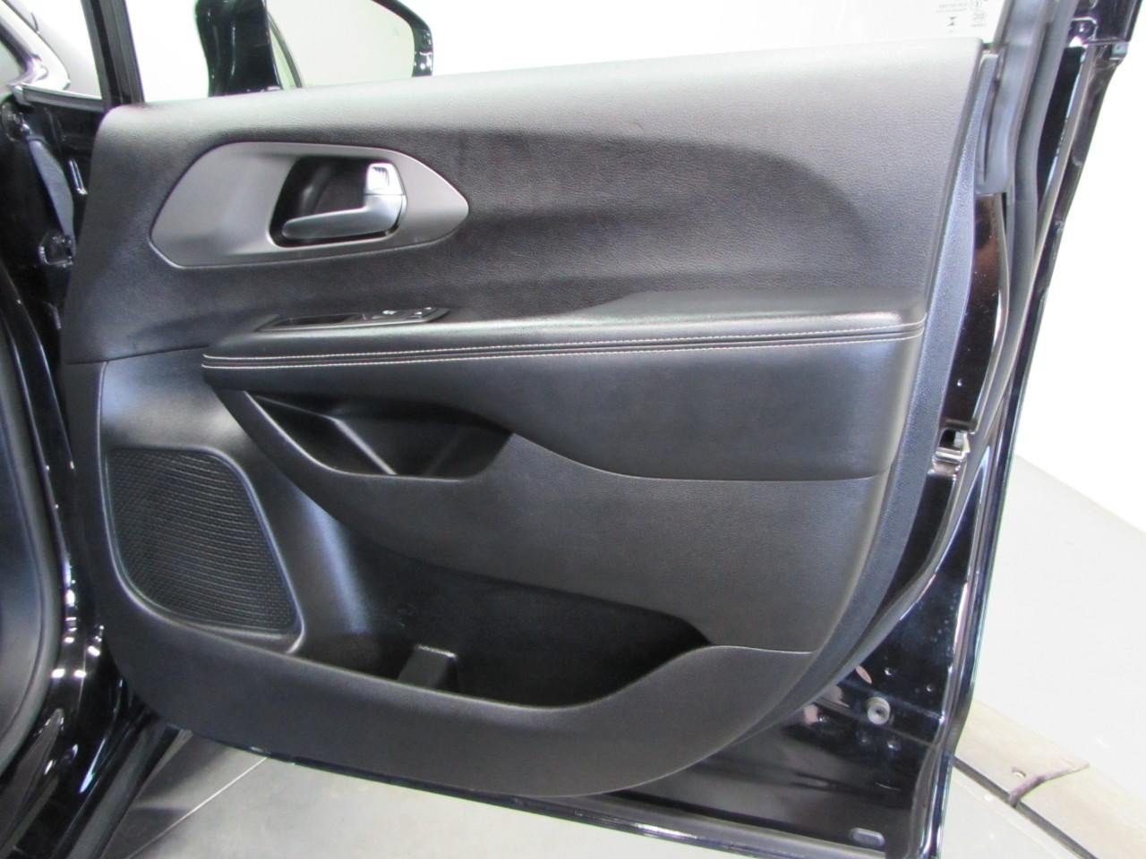 Used 2025 Chrysler Pacifica Select FWD image 16