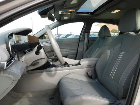 Used 2025 Hyundai Elantra SEL image 13