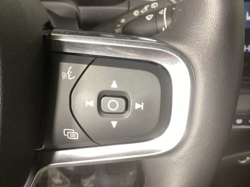 Used 2021 Volvo XC40 T5 Momentum w/ Premium Package image 25