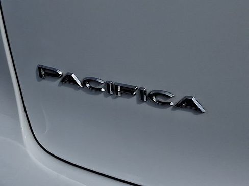 Used 2024 Chrysler Pacifica Touring-L FWD image 10