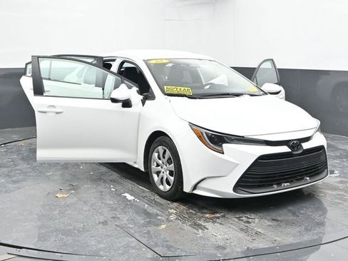 Used 2025 Toyota Corolla LE image 49