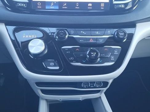 Used 2024 Chrysler Pacifica Touring-L FWD image 11