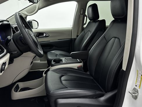 Used 2024 Chrysler Pacifica Touring-L image 14