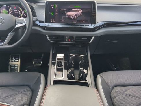 Used 2025 Volkswagen Atlas Peak Edition SE AWD/4WD image 16