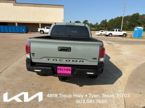 Used 2022 Toyota Tacoma TRD Off-Road AWD/4WD image 11