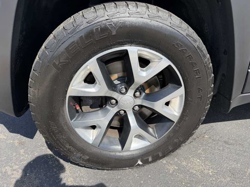 Used 2018 Jeep Cherokee Trailhawk w/ Comfort/Convenience Group AWD/4WD image 8