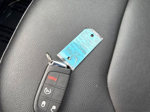 Used 2025 Jeep Compass Limited image 36