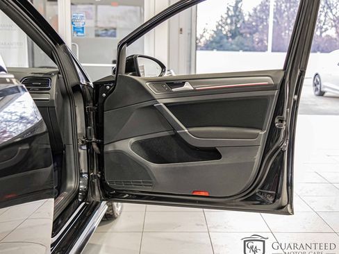 Used 2019 Volkswagen Golf S image 38