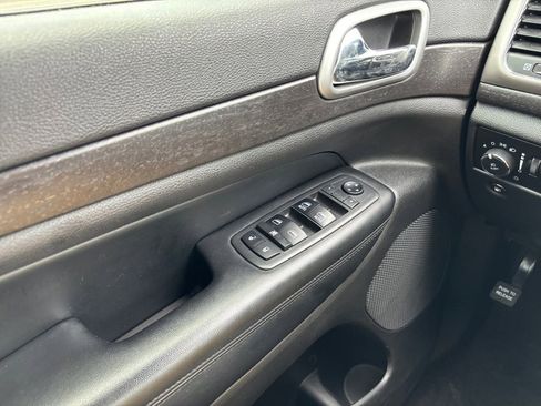 Used 2018 Jeep Grand Cherokee Altitude AWD/4WD image 17