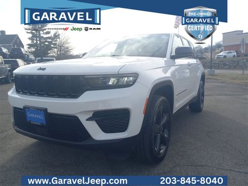 Used 2025 Jeep Grand Cherokee Altitude image 3