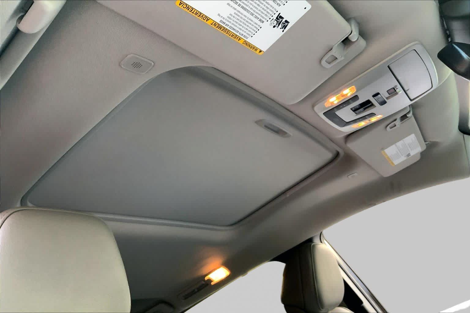 Used 2025 Toyota Sienna XLE FWD image 14
