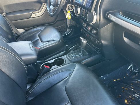 Used 2013 Jeep Wrangler Unlimited Rubicon w/ Connectivity Group AWD/4WD image 16